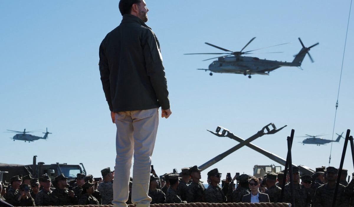 Denizcilerin gosterisi bir patlamayla sona erdi sarapnel parcalari abd baskan yardimcisini tasiyan sutunun uzerine dustu 18279