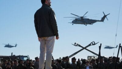 Denizcilerin gosterisi bir patlamayla sona erdi sarapnel parcalari abd baskan yardimcisini tasiyan sutunun uzerine dustu 18279