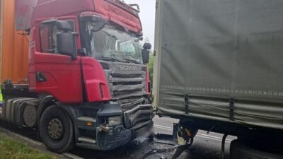 Dk50 de iki kamyon carpisti trafik sikisikligi var 15813