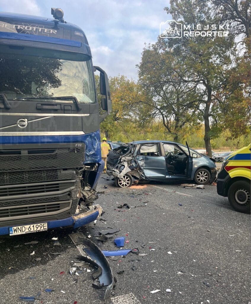 dk92 de uc otomobil ve bir kamyon carpisti yol kapandi 14877