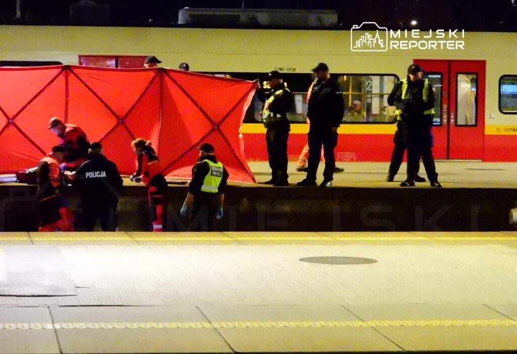 Dogu tren i stasyonunda dramatik kaza 19 yasindaki genc trenden inerken platform ile tren arasina dustu tren hareket ederek kol ve bacaklarini ezdi 16976