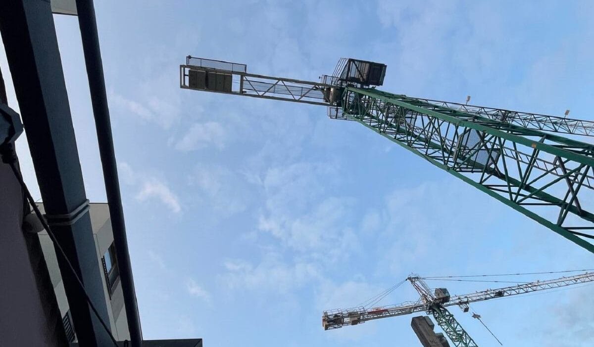 Dolaplarin cenesinde cam vucutta titresim hissediliyor bolge sakinleri yakindaki insaattan bikti 18018