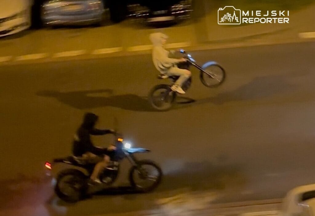 Elektrikli bir grup genc wilan w da bir aktrise saldirdi onu yumurta ve tas yagmuruna tuttular 19056