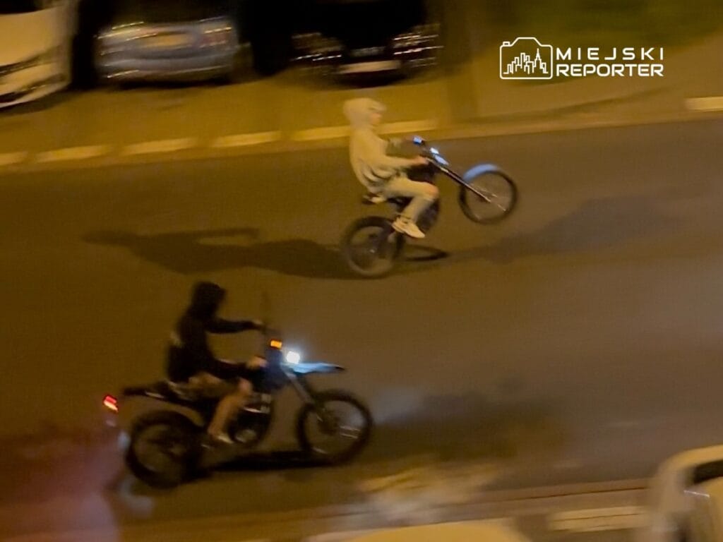 elektrikli bir grup genc wilan w da bir aktrise saldirdi onu yumurta ve tas yagmuruna tuttular 19056