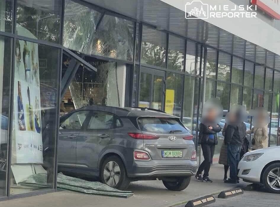 Elektrikli hyundai surucusu ayakkabi dukkanina daldi 14366