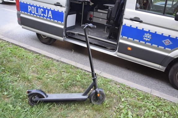 Elektrikli scooter kullanan 15 yasindaki bir cocuk kaldirimda yuruyen 90 yasindaki bir kadina carpti 17826