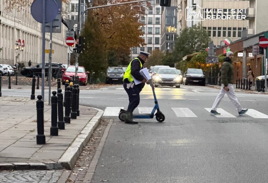 Elektrikli scooter kullanan iki genc kirmizi isikta bir arabaya carpti gencler hastanede 17273