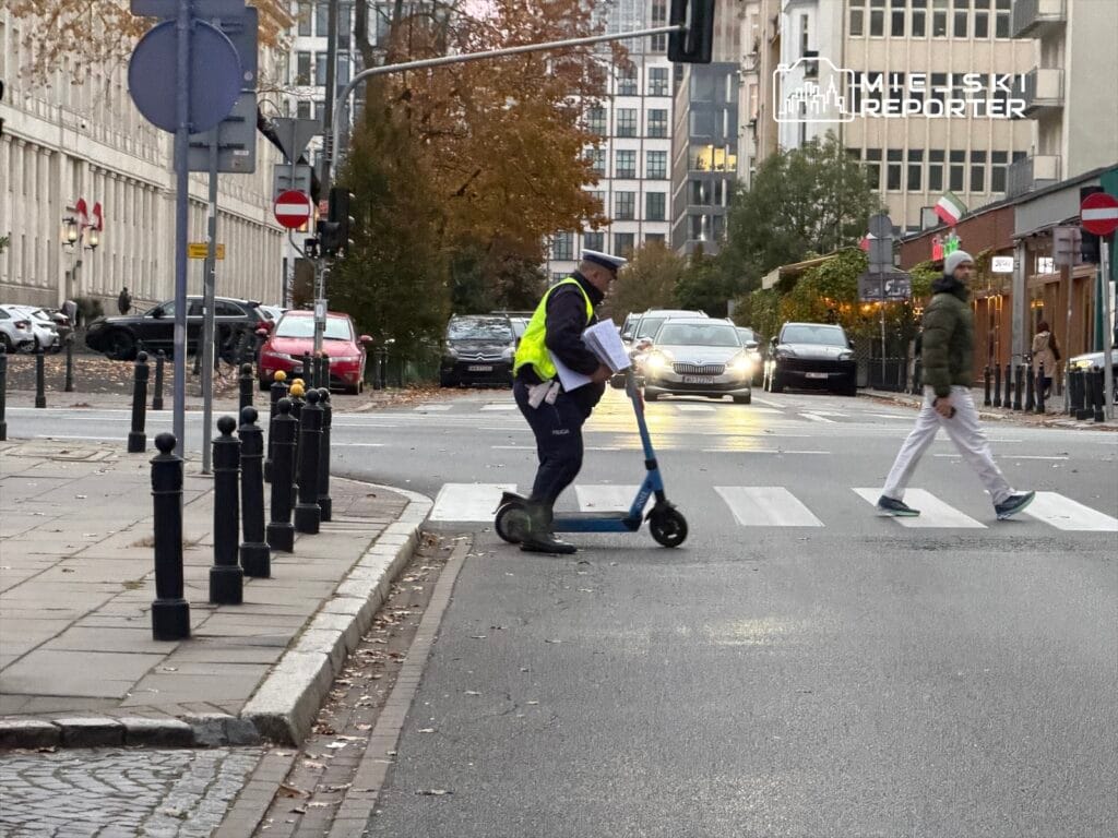 elektrikli scooter kullanan iki genc kirmizi isikta bir arabaya carpti gencler hastanede 17273