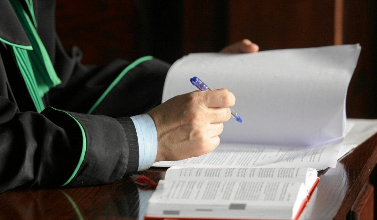 Elinde bir baltayla sehirde dolasiyordu polis mudahalesi sirasinda hayatini kaybetti savcilik sorusturma baslatti 15741