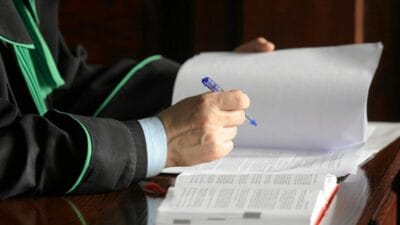 Elinde bir baltayla sehirde dolasiyordu polis mudahalesi sirasinda hayatini kaybetti savcilik sorusturma baslatti 15741