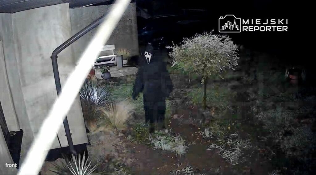 Ev sakinlerinin uzerine solgun bir korku cokmustur korku filmi ciglik tan bir pelerin ve maske takiyor sonra evlere giriyor ve pencerelerden disari bakiyor 19752