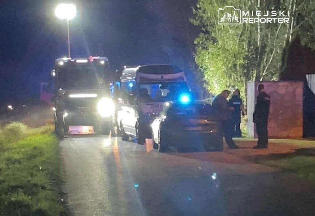 Feci kaza ekskavator operatoru bir agacin altinda kalarak kabin icinde oldu 16448