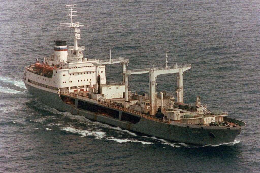 fransiz askerleri rus golge filosuna ait bir tankere bindi arka planda drone sorunu 14511