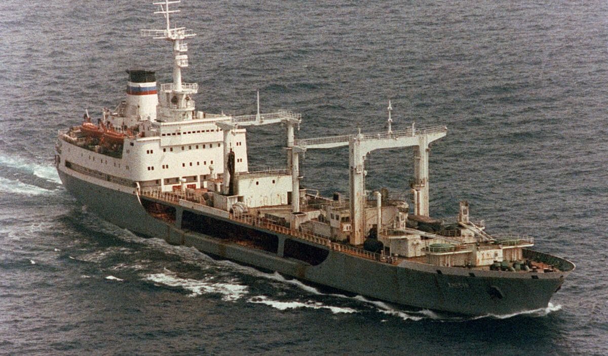 Fransiz askerleri rus golge filosuna ait bir tankere bindi arka planda drone sorunu 14511