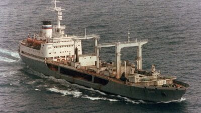 Fransiz askerleri rus golge filosuna ait bir tankere bindi arka planda drone sorunu 14511