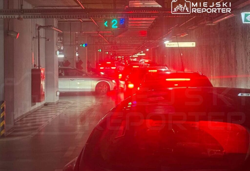 Galeria m ociny de felc suruculer yeralti otoparkinda mahsur kaldi bazilari 3 saattir trafik sikisikligi icinde bekliyor 16523