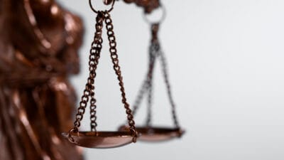 Gece vakti gerceklesen arac saldirisinin ardindan iddianame dort arac hasar gordu ve polis memurlari hakarete ugradi 18267