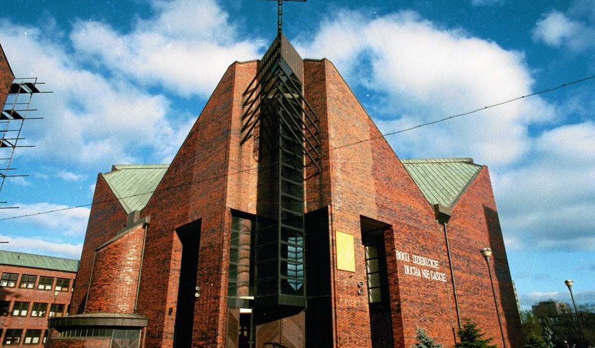 Geceyi bir kilisede geciren ve kim oldugunu bilmeyen bir kadinin davasinda cigir acan gelisme bunu dogrulamamiz gerekiyor 18860