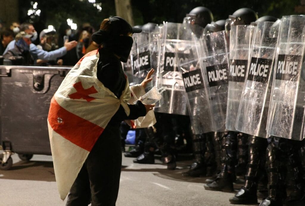 gurcistan da secimler sonuclarin aciklanmasinin ardindan ortalik karisti bircok grup bariscil bir sekilde iktidari ele gecirme planlari uzerinde calisiyor 15342