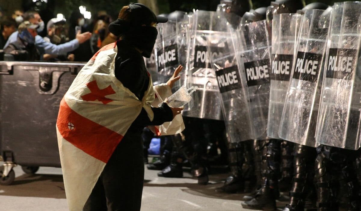 Gurcistan da secimler sonuclarin aciklanmasinin ardindan ortalik karisti bircok grup bariscil bir sekilde iktidari ele gecirme planlari uzerinde calisiyor 15342