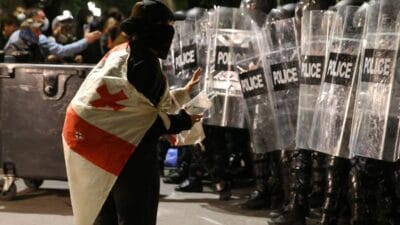 Gürcistan'da seçimler. Sonuçların açıklanmasının ardından ortalık karıştı. "birçok grup barışçıl bir şekilde iktidarı ele geçirme planları üzerinde çalışıyor". 4 Gurcistan da secimler sonuclarin aciklanmasinin ardindan ortalik karisti bircok grup bariscil bir sekilde iktidari ele gecirme planlari uzerinde calisiyor 15342