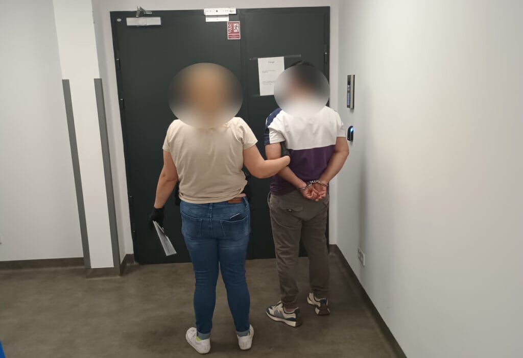 Gurcistan vatandaslari banka calisani dolandiriciligi suphesiyle gozaltina alindi 19954