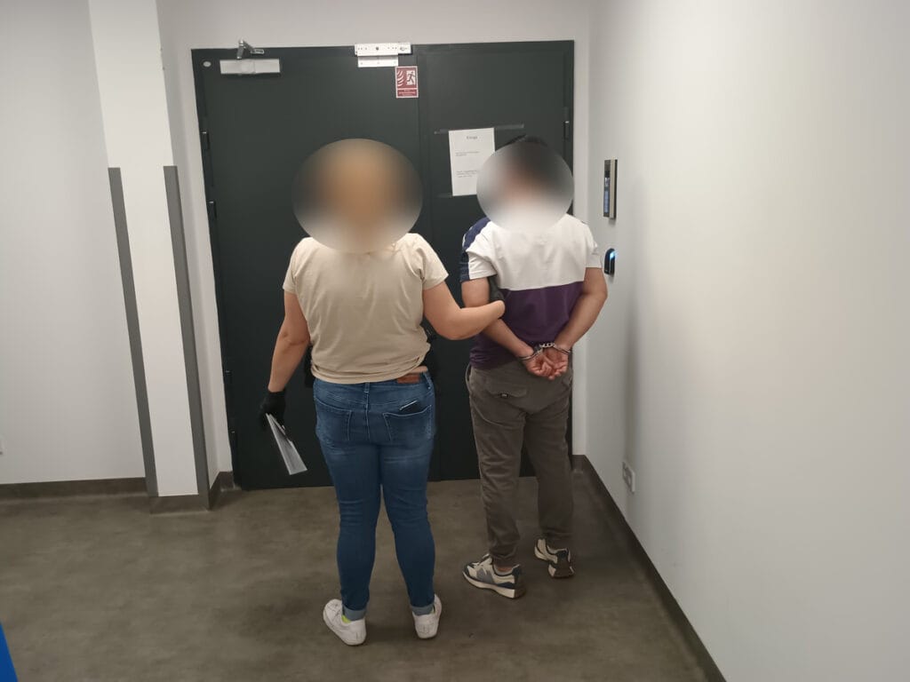 gurcistan vatandaslari banka calisani dolandiriciligi suphesiyle gozaltina alindi 19954