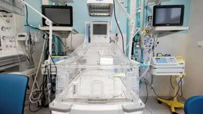 Hastane yeni dogan bebekleri yanlis tanimis 35 yil sonra gercegi ogrendiler 15558