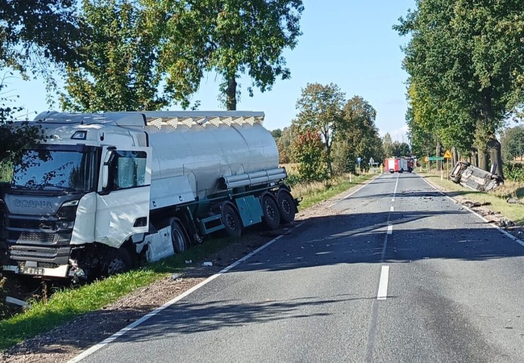 i ki kamyon ve bir otomobil carpisti yol kapandi 14775