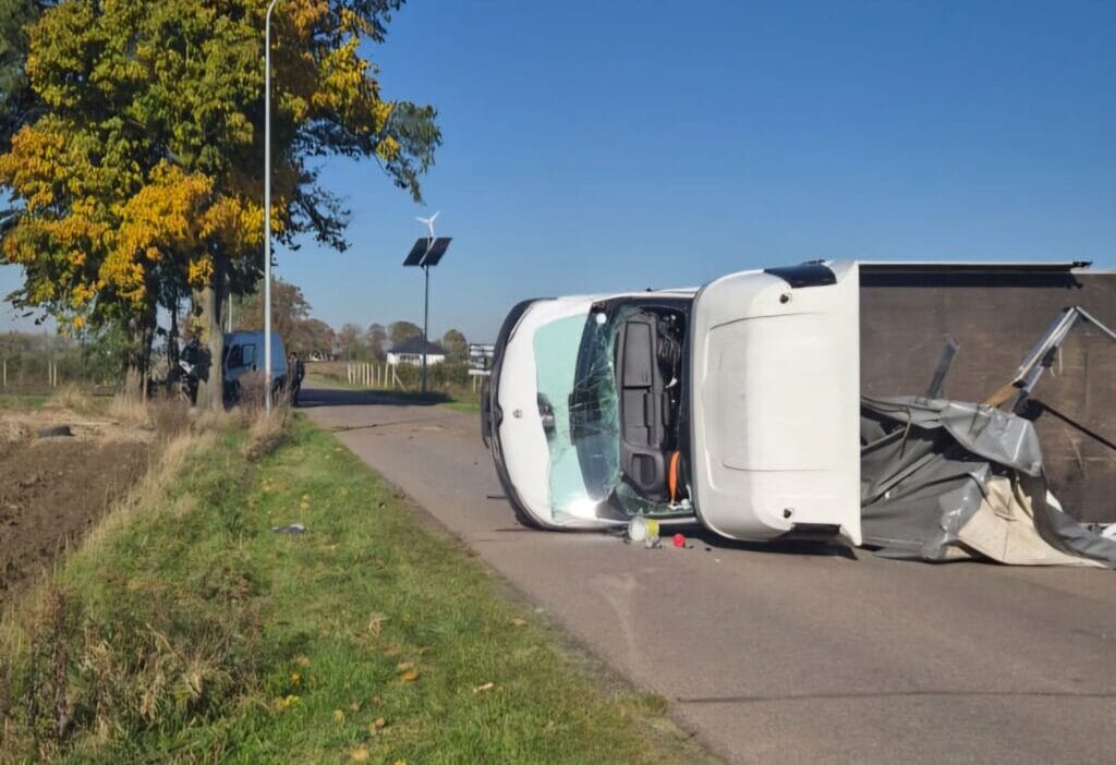 I ki minibus carpisti biri yan devrildi digeri ise bir agaca carpti surucu gunesin gozunu kor ettigini acikladi 18198