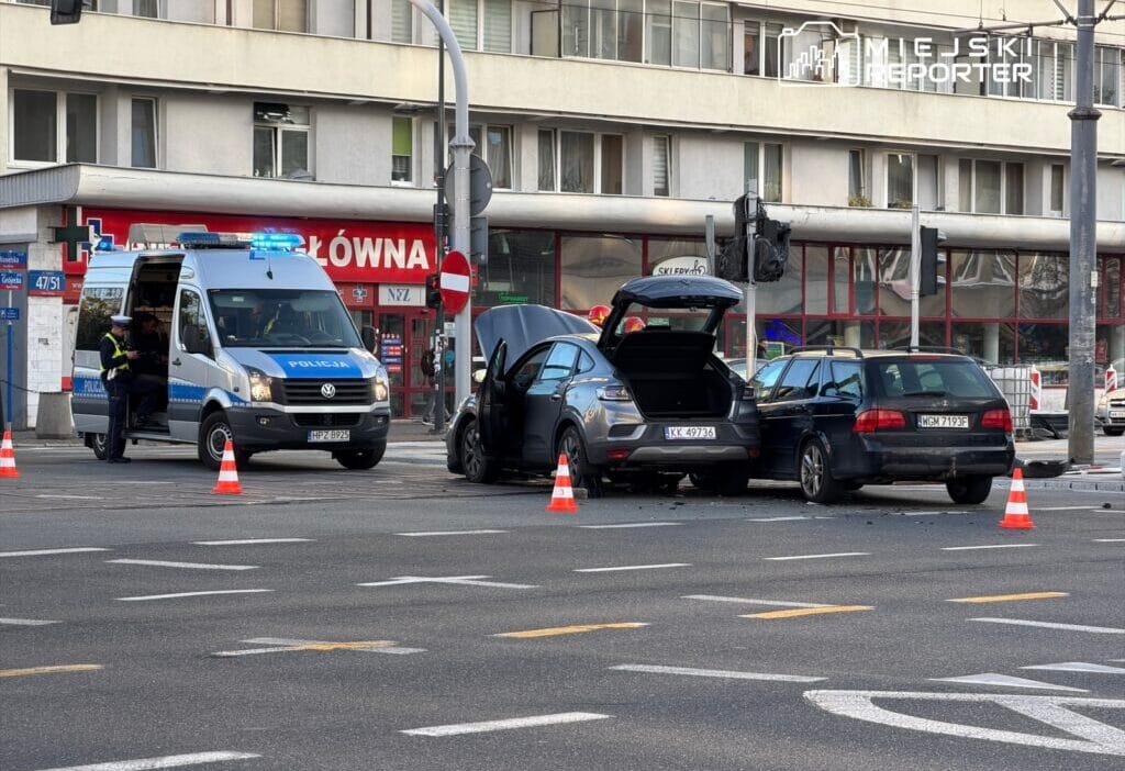 I slek kavsakta renault ve saab arasinda carpisma trafik isiklari calismiyordu 15201