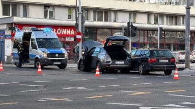 I slek kavsakta renault ve saab arasinda carpisma trafik isiklari calismiyordu 15201