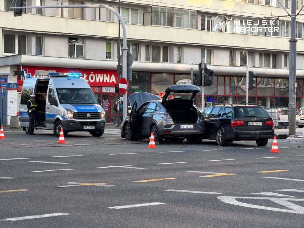i slek kavsakta renault ve saab arasinda carpisma trafik isiklari calismiyordu 15201