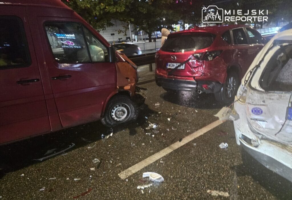 Jerozolimskie caddesi nde meydana gelen dort aracli carpisma sehir cikisini felc etti 15423