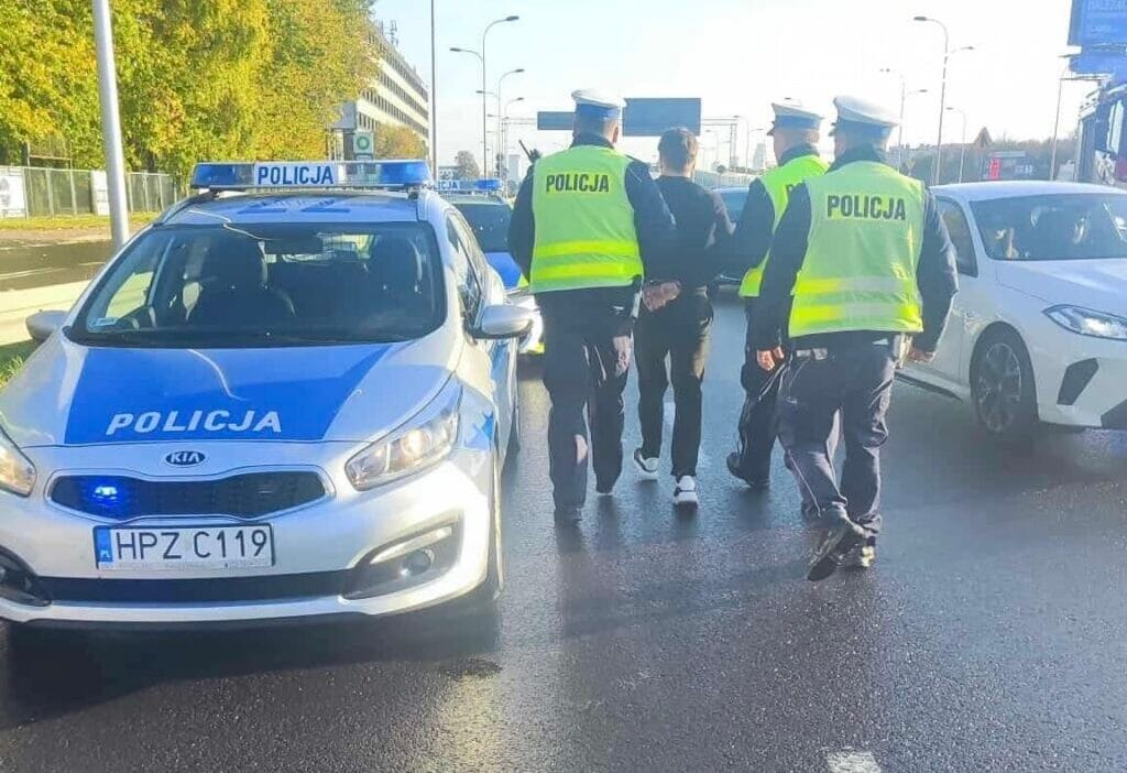 Jerozolimskie caddesi nde sabah carpismasi bmw nin 23 yasindaki surucusu neredeyse yuzde 2 lik bir orana sahipti daewoo surucusu itfaiyecilerin arasina daldi 15099
