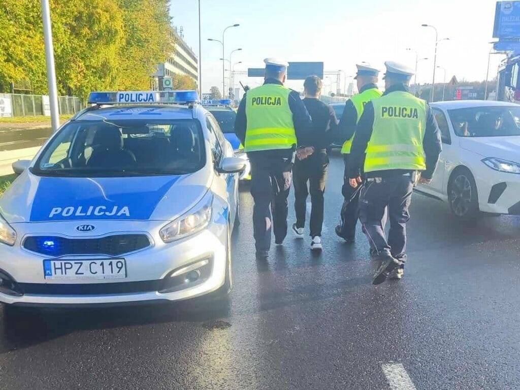 jerozolimskie caddesi nde sabah carpismasi bmw nin 23 yasindaki surucusu neredeyse yuzde 2 lik bir orana sahipti daewoo surucusu itfaiyecilerin arasina daldi 15099