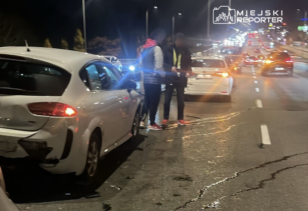 Jerozolimskie caddesi ndeki ust gecitte bes arac carpisti ust gecit tikandi 20102