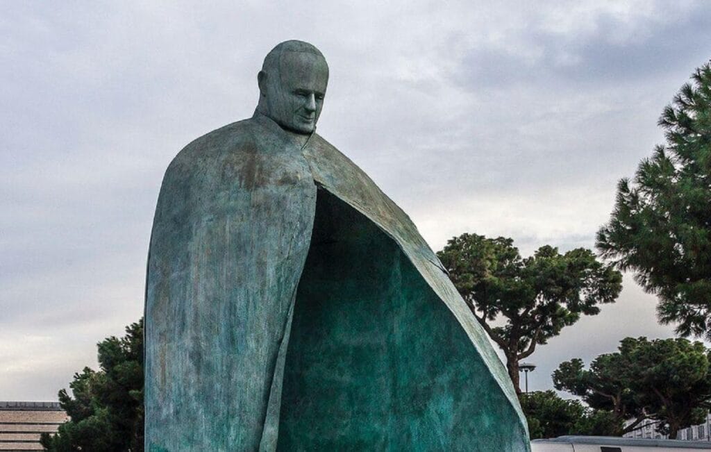 john paul ii nin roma daki heykelinin yikilmasi elcilik aci verici ve anlasilmaz 15045