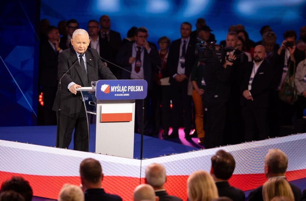 kaczy ski nin hukuk ve adalet kongresinin sonunda yaptigi cagri i nsanlari kaslarini esnetmeye tesvik ediyor 19287