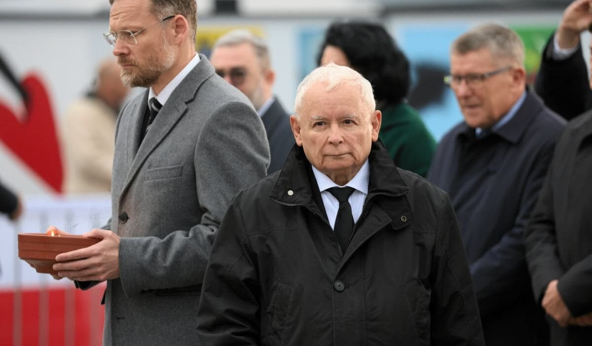Kaczy ski smolensk teki aylik anma toreninde gostericilere yuklendi onlar hasta 16235