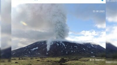 Kamcatka daki iki yanardag aniden canlandi havacilik uyarisi 14760
