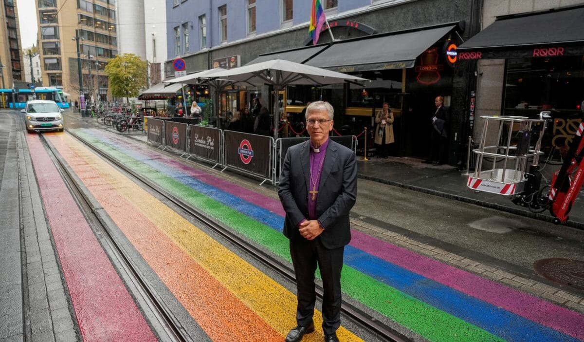 Karanlik bir sayfa kilise ayrimcilik icin ozur diledi piskopos bir gey bara gitti 17646
