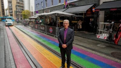 Karanlik bir sayfa kilise ayrimcilik icin ozur diledi piskopos bir gey bara gitti 17646