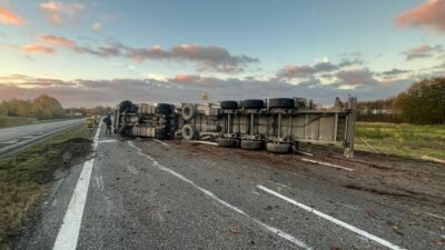 Kereste tasiyan bir kamyon s7 de yan yatarak devrildi yol kapandi 20371