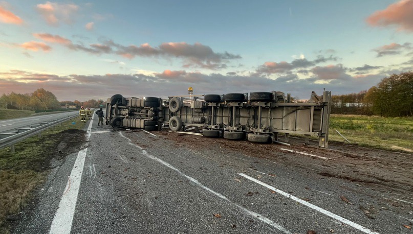 Kereste taşıyan bir kamyon s7'de yan yatarak devrildi. Yol kapandı. 1 Kereste tasiyan bir kamyon s7 de yan yatarak devrildi yol kapandi 20371