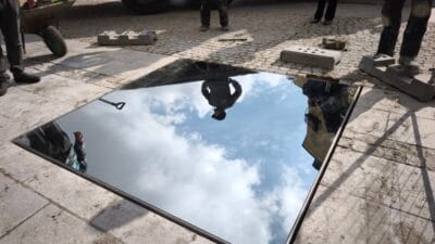 Kielce on binlerce kisi icin kaldirimdaki ayna sanatci acikliyor 15402