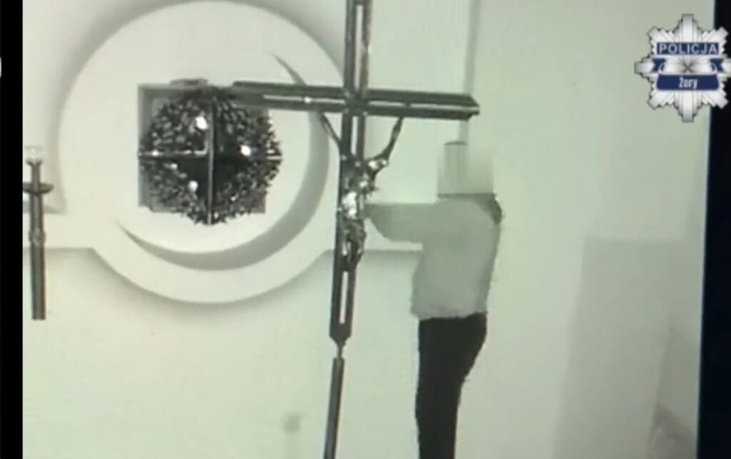 kiliseye girmis ve ayin sarabini icmis 10 yila kadar hapis cezasiyla karsi karsiya 20293