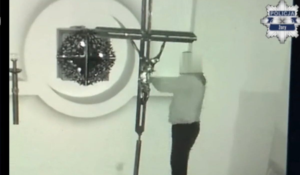 Kiliseye girmiş ve ayin şarabını içmiş. 10 yıla kadar hapis cezasıyla karşı karşıya. 1 Kiliseye girmis ve ayin sarabini icmis 10 yila kadar hapis cezasiyla karsi karsiya 20293