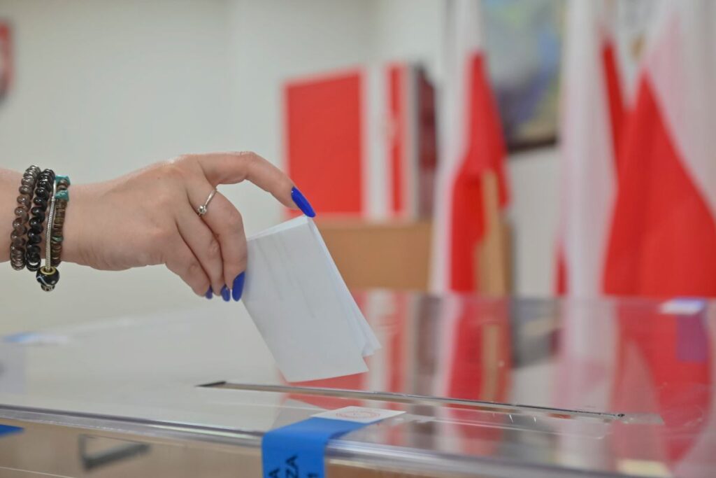 ko nun pis e karsi dev ustunlugu sejm de i ki konfederasyon yeni bir anket var 20030