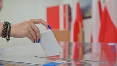 Ko nun pis e karsi dev ustunlugu sejm de i ki konfederasyon yeni bir anket var 20030